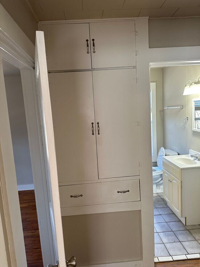 Building Photo - 3 Bedroom, 1 Bathroom Fayetteville Home, Available March 1st!