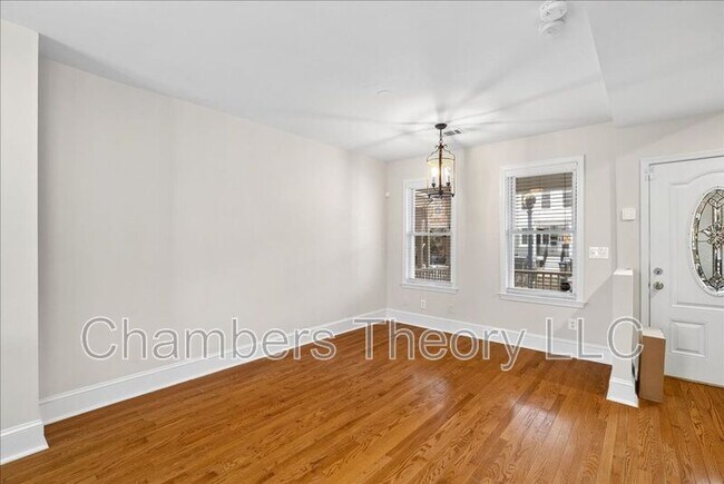 Building Photo - 619 Orleans Pl NE