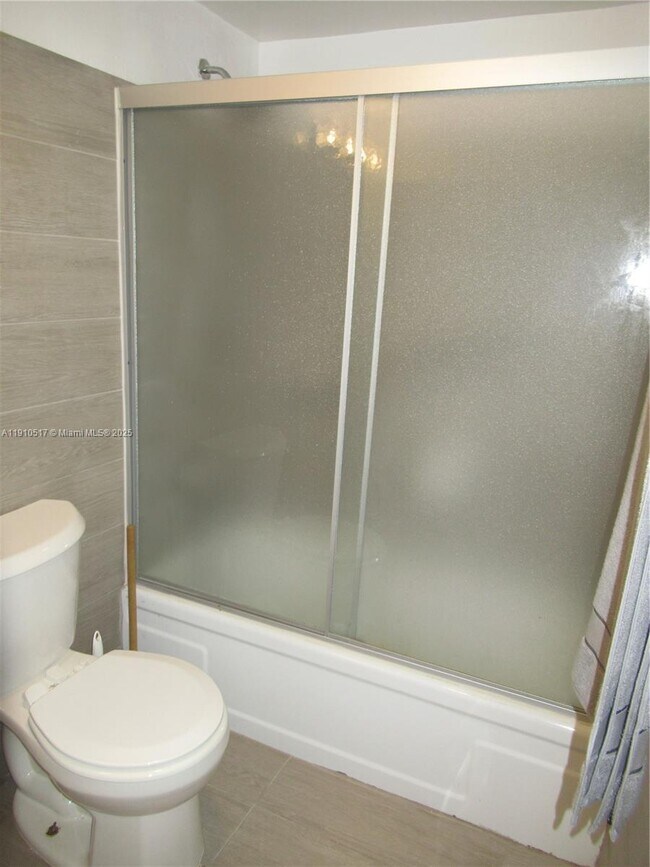 Building Photo - 581 Blue Heron Dr