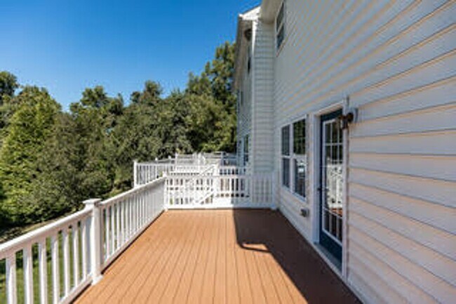 Building Photo - Spacious End Unit-Townhome in Hockessin’s ...