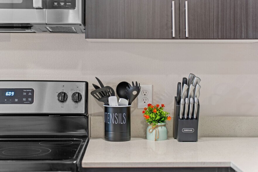 Building Photo - 711 W Broadway Rd