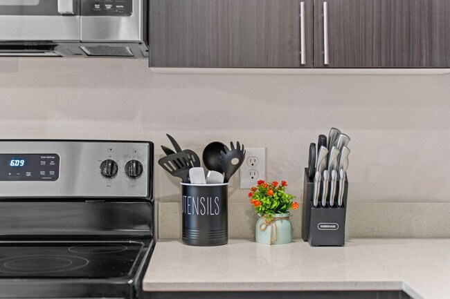 Building Photo - 711 W Broadway Rd