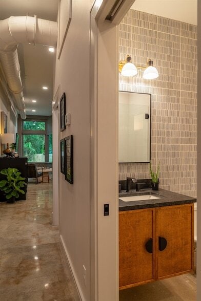 Building Photo - 612 W 8th Ave