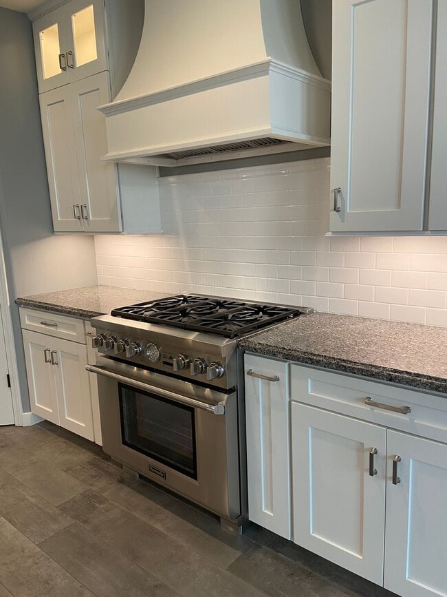 Building Photo - Beautifully remodeled 3 Bdrm+Master retrea...
