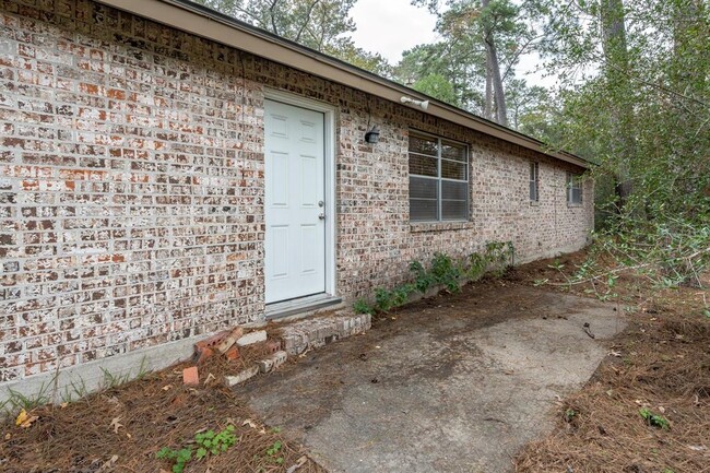 Building Photo - 226 Spring Pines Dr