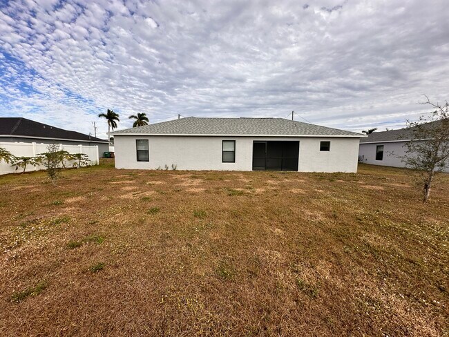 Building Photo - 318 NW 7th Pl