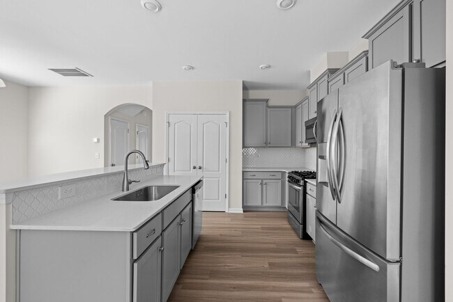 Building Photo - Beautiful 3 bed, 2.5 bath townhome in The ...