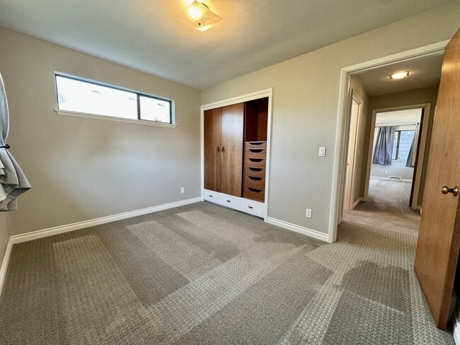 Building Photo - Large Mid-Century Charmer in Sunset Hill!