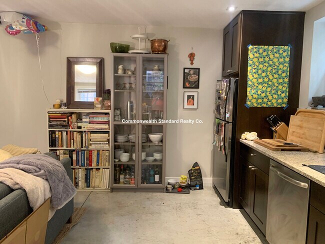 Building Photo - 33 Anderson St