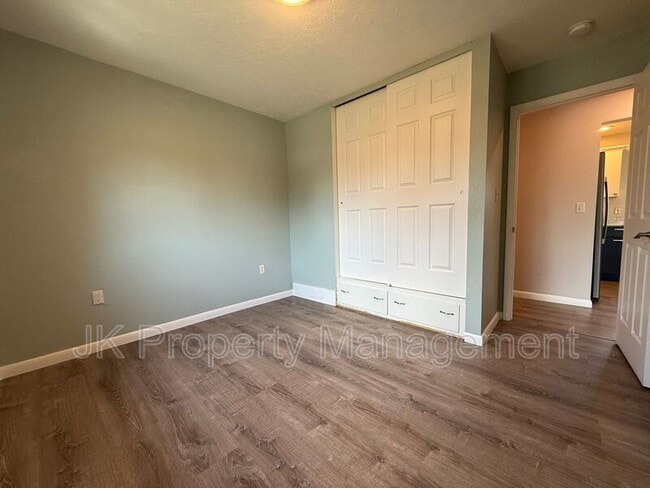 Building Photo - 105 Riverview Dr W