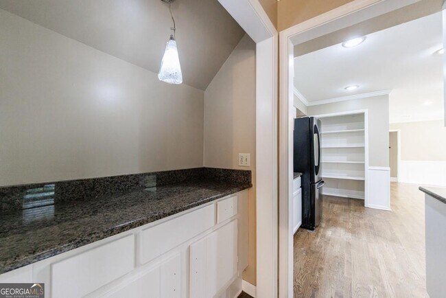 Building Photo - 10565 Shallowford Rd