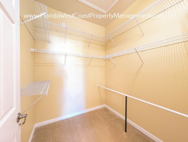 Building Photo - MOVE IN READY! OUTSTANDING UNFURNISHED CONDO IN STONEHAVEN SARASOTA!