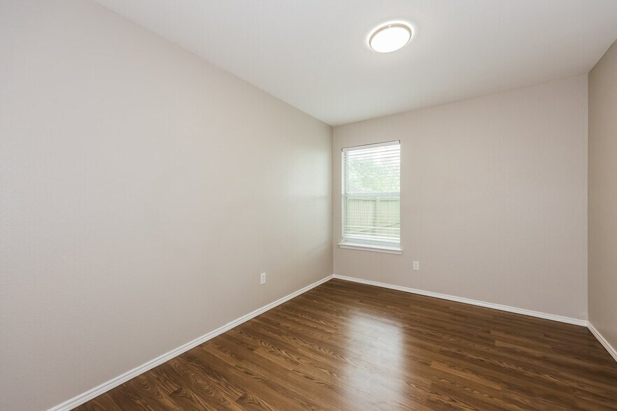 Building Photo - 1504 Pine Ln