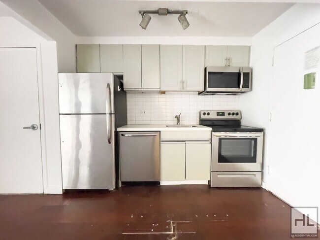 Building Photo - STANHOPE STREET / Spacious 2-Bed 1-Bath / ...