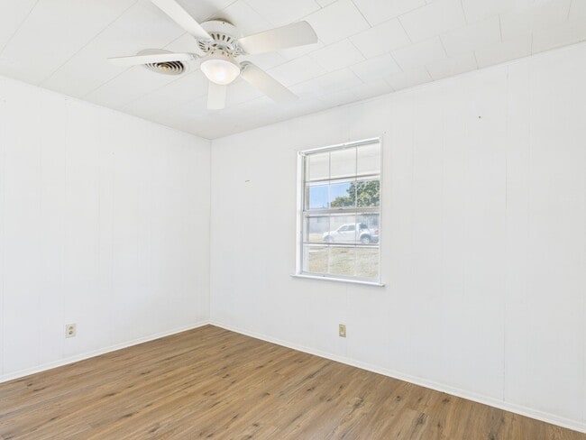 Building Photo - Unit 8