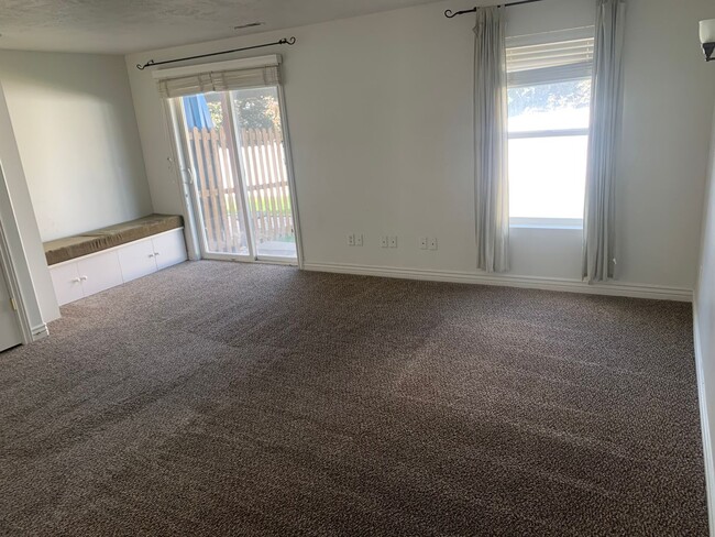 Building Photo - Draper Town Home w/3 bed, 2 1/2 bath and g...