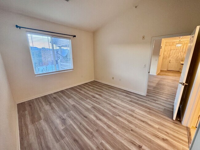 Building Photo - SW Littleton Top Floor Condo with Mountain Views!