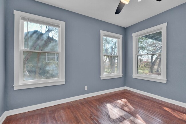 Building Photo - Cozy 3 Bed 2 Bath- Newly Renovated Home in Downtown San Antonio!