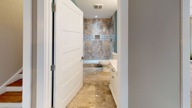 Building Photo - Renovated 6BR/4BA Cottage in Fort Sanders ...