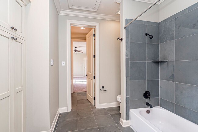 Building Photo - 3 Bedroom Townhome Available Now Near Old Goodwood!