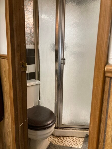 Small clean new shower - 764 Lenore Ln