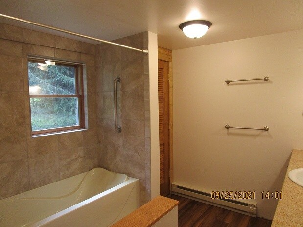 Tub with Shower - E10540 E Salem Ridge Rd
