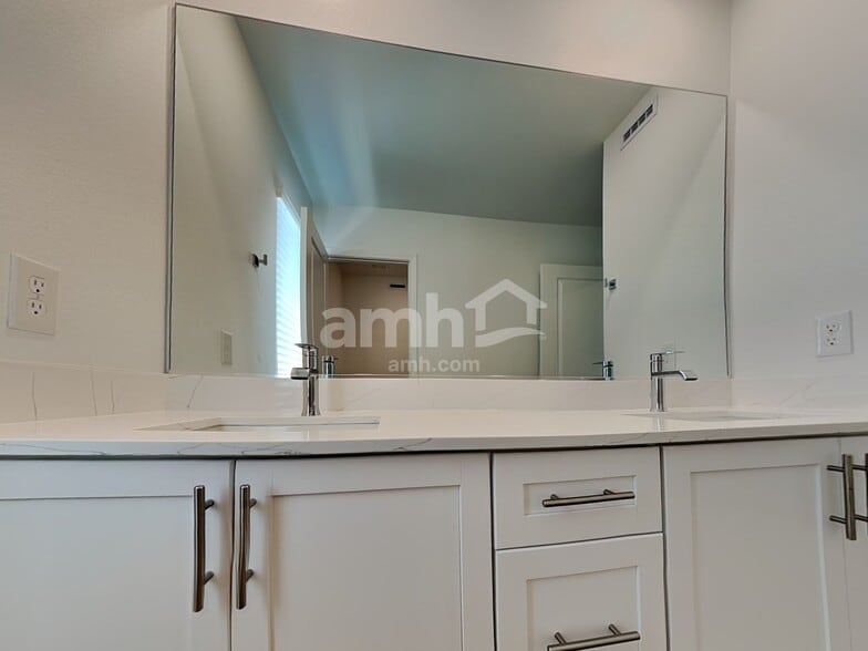 Building Photo - 8373 Buckskin Clf Ave