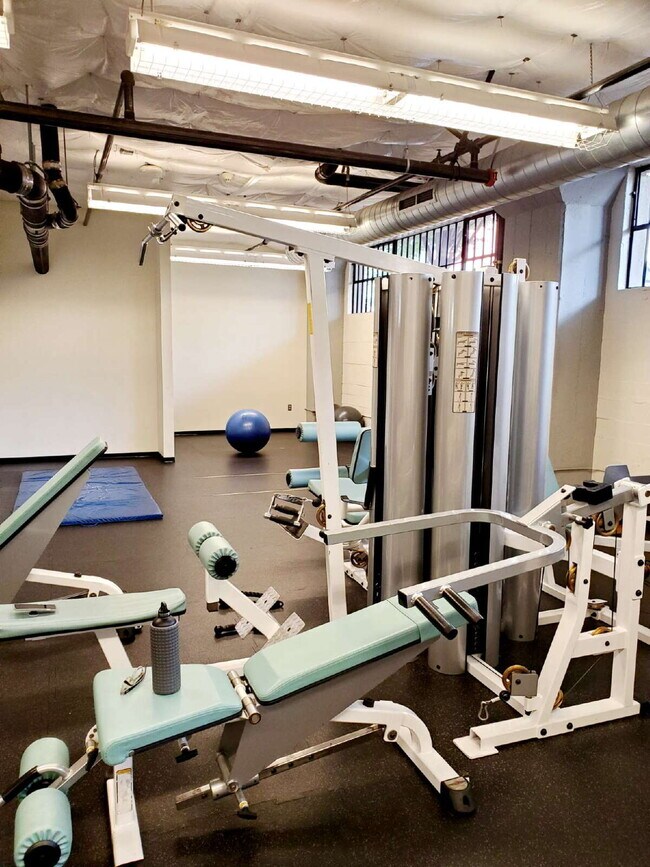 Building Photo - 1400 NW Irving St