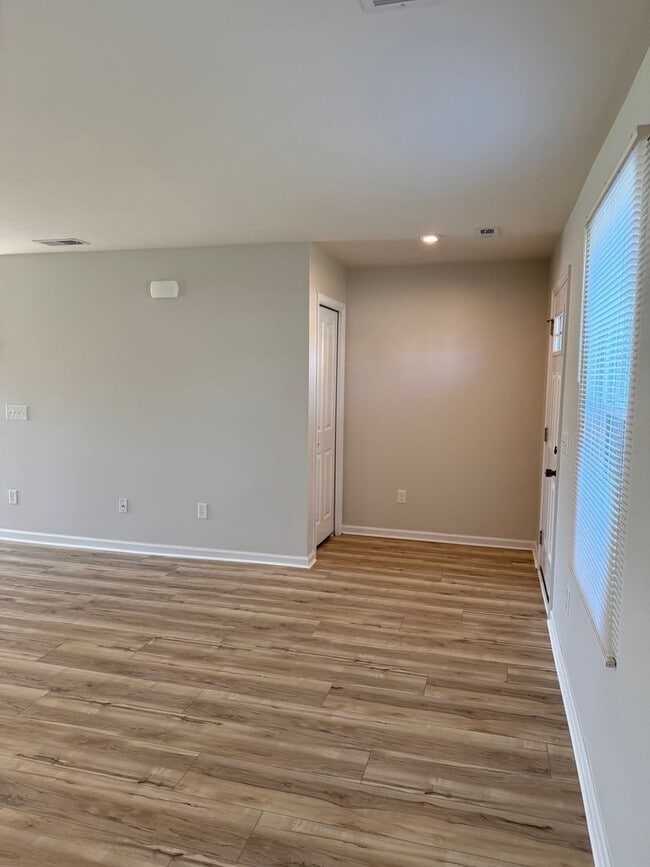 Building Photo - Price & Location!