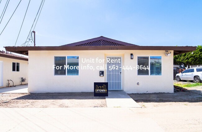 Building Photo - House - 2 Bedrooms + 1 Office / 1 Bathroom - Paramount