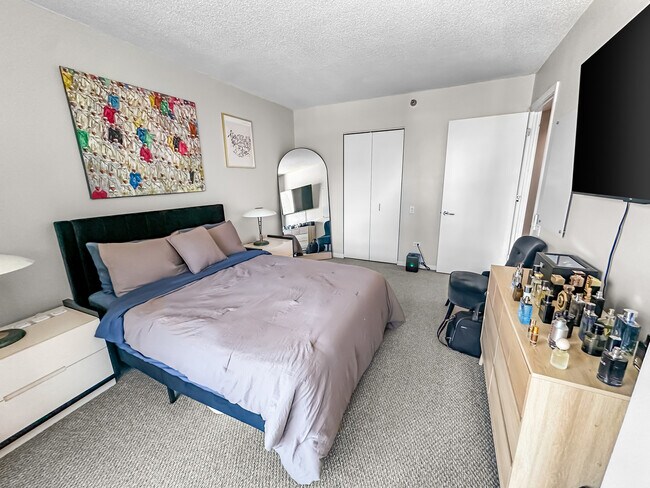 Building Photo - 400 N La Salle Dr