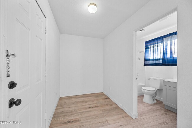 Building Photo - 2057 E 10th St