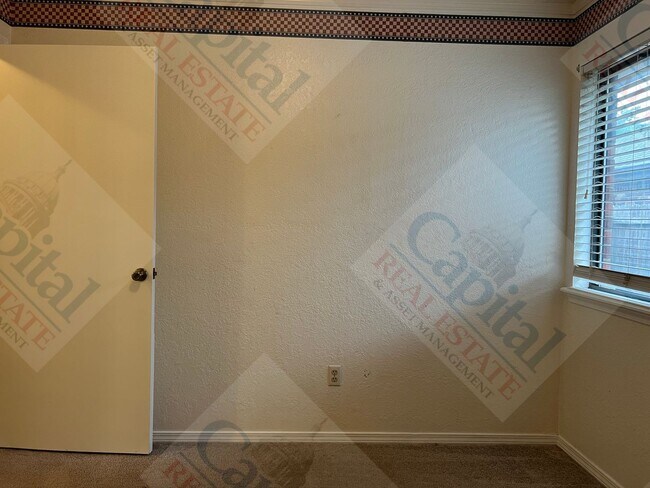 Building Photo - Charming 3 Bedroom