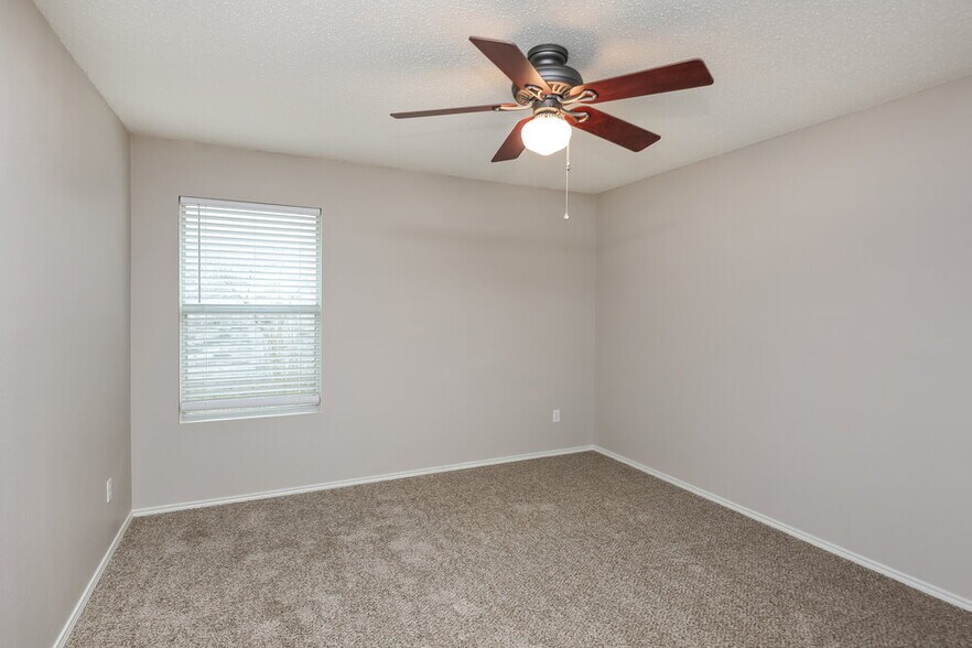 Building Photo - 565 Keble Dr