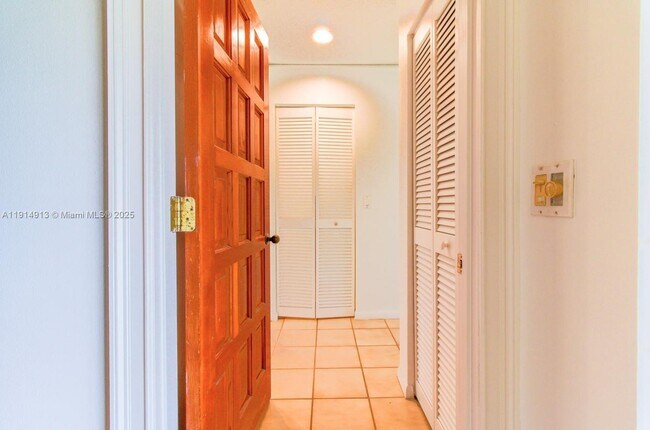 Building Photo - 5289 Fairway Woods Dr