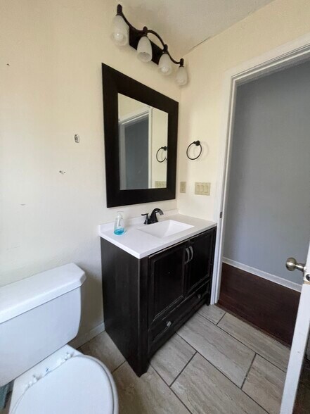 Main floor bathroom (bath 1) - 282 N Franklin St