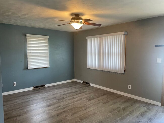 Building Photo - Large Single Family Residence for Rent!