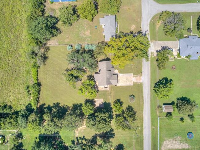 Building Photo - Beautiful 4 bedroom home. Country space, modern updates.