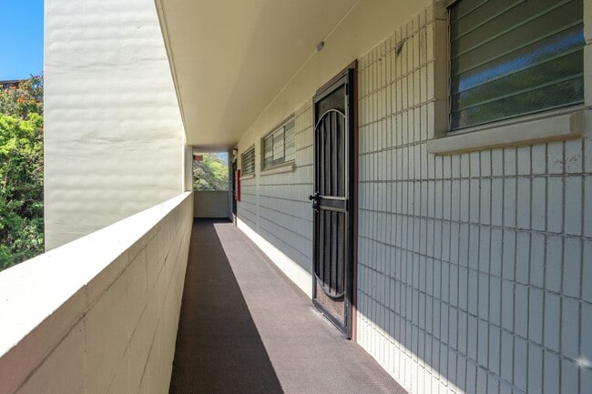 Building Photo - Beautiful Fully Furnished, 2 Bed, 1 1/2 Bath, Oceanview Condo with Pool