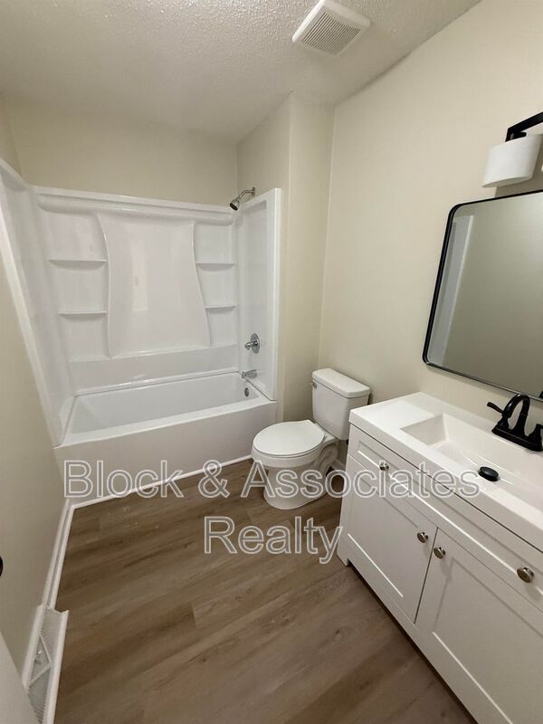 Building Photo - 824 Fermer Rd