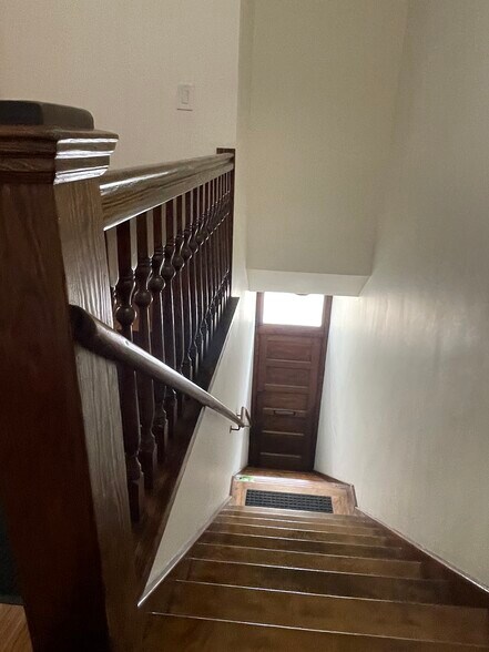 Building Photo - 418 Pleasant St