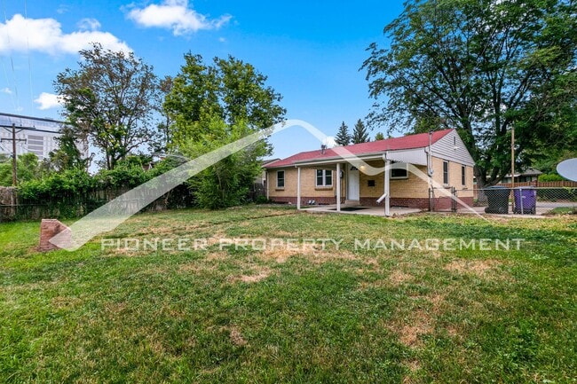 Building Photo - Spacious Home with Washer/Dryer and Fenced Yard