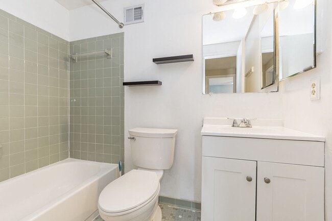 Building Photo - Well maintained 3-level 3Bd/2 full & 2 half bath TH in the sought-after Burke Centre!