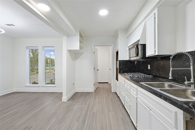 Building Photo - 4832 Whispering Falls Dr