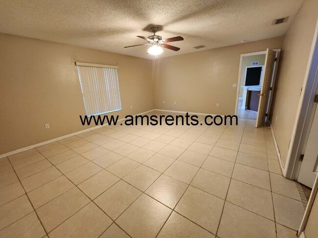 Building Photo - Large 4/2 Home With 2 Car Garage In Poinciana
