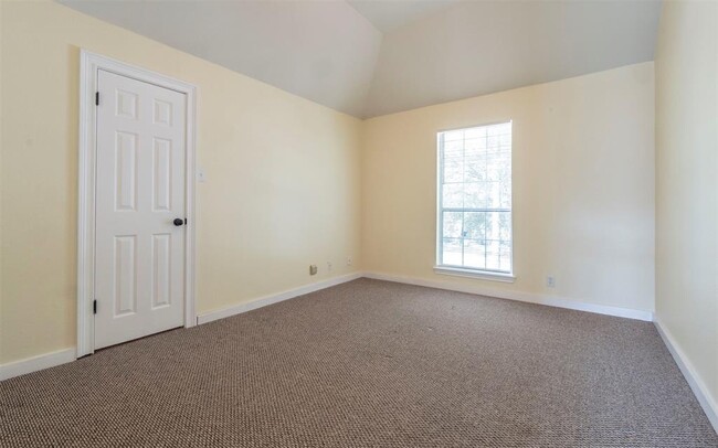 Building Photo - 2814 Bluejay Dr