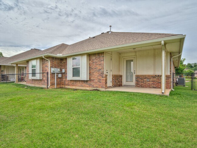 Building Photo - 8813 SW 55th St