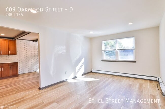 Building Photo - 609 Oakwood St