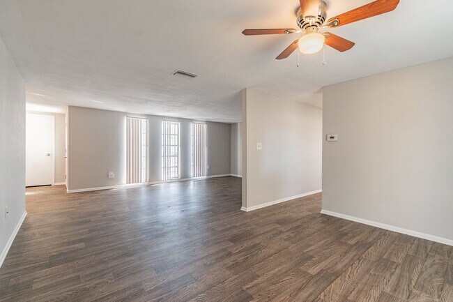 Building Photo - 3/2/1 in Port Richey