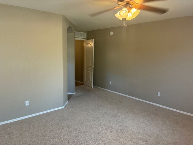 Building Photo - **BEAUTIFUL 3BEDROOM/2BATHROOM HOME LOCATE...